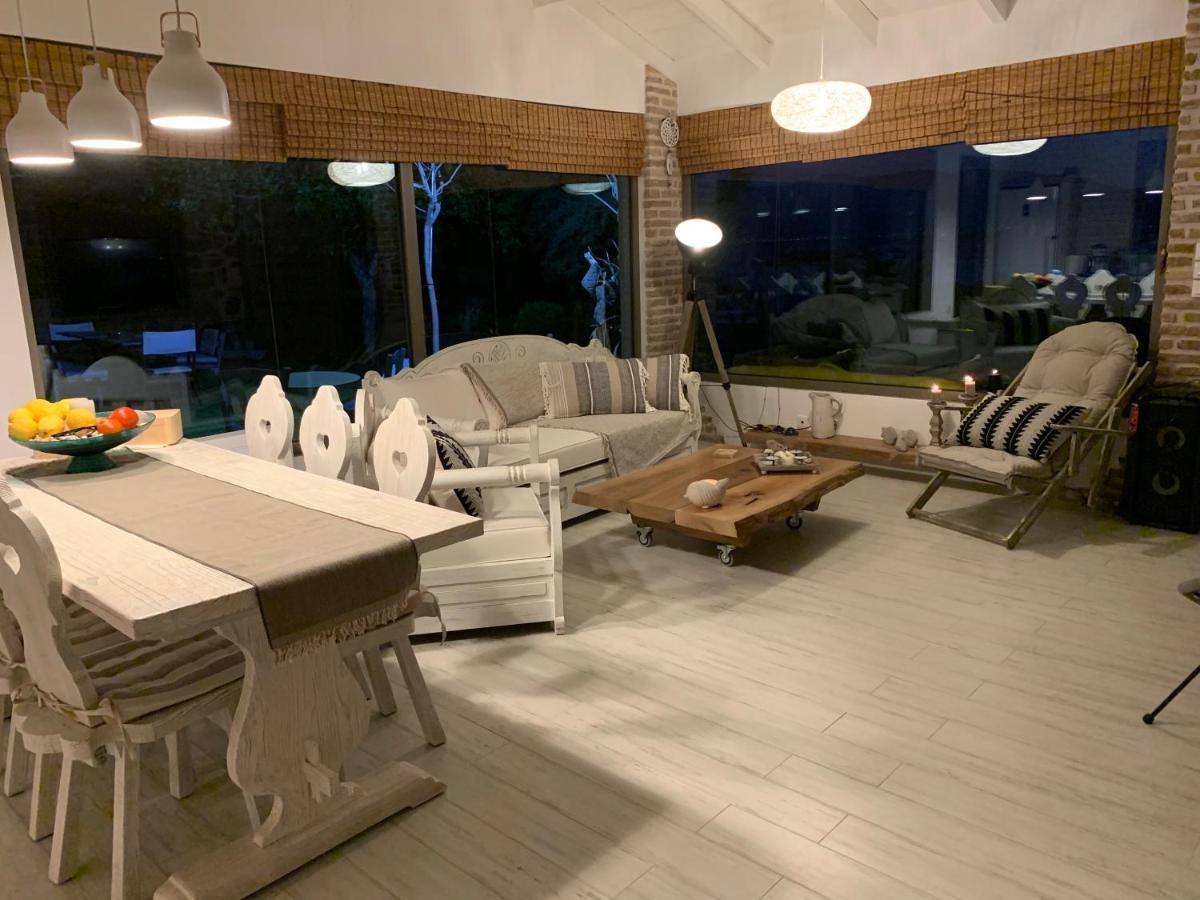 Klovino Beach House Douvia Bagian luar foto